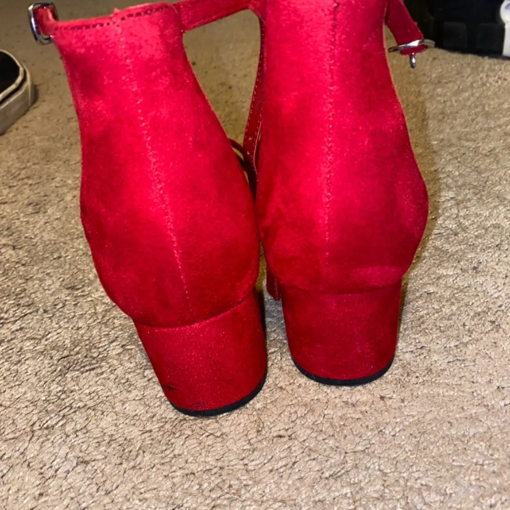 Red heels - Picture 2 of 5